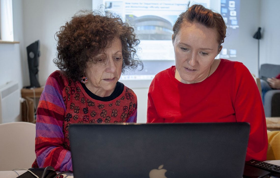 Photo of bursary winner Diana Scarborough (left) working with Dr Ljiljana Fruk (right)