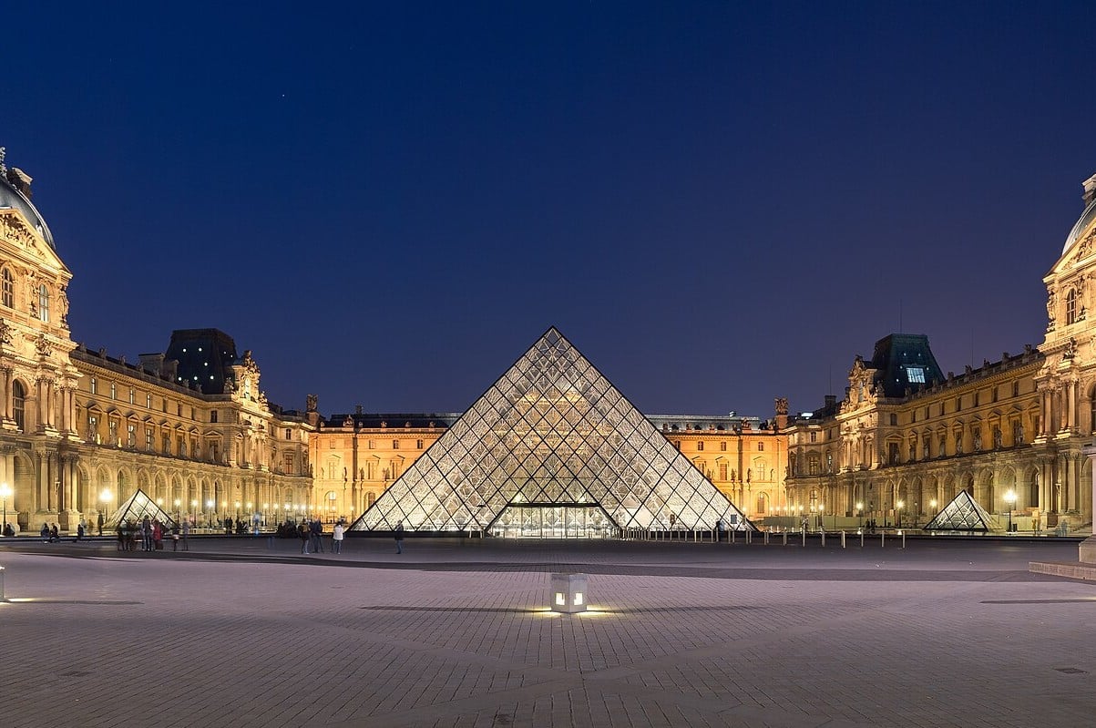 Napoleon courtyard of the Louvre museum at night time, with Ieoh Ming Pei's pyramid in the middle.