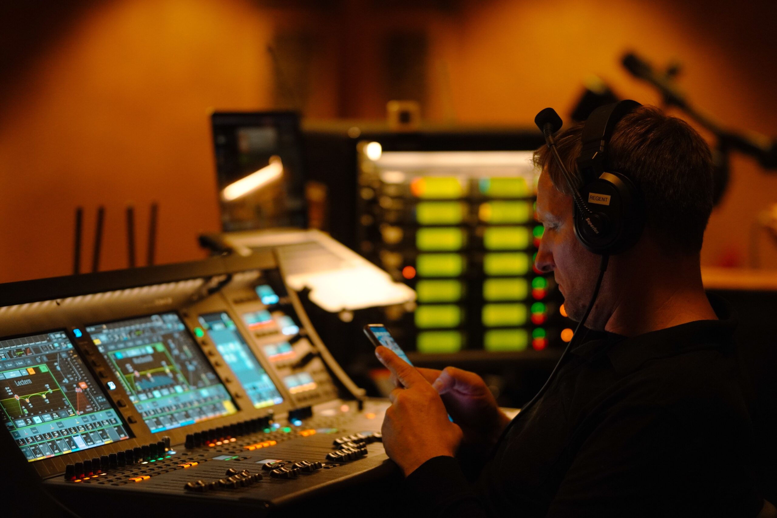 Sound recording equipment. Photo: Pexels
