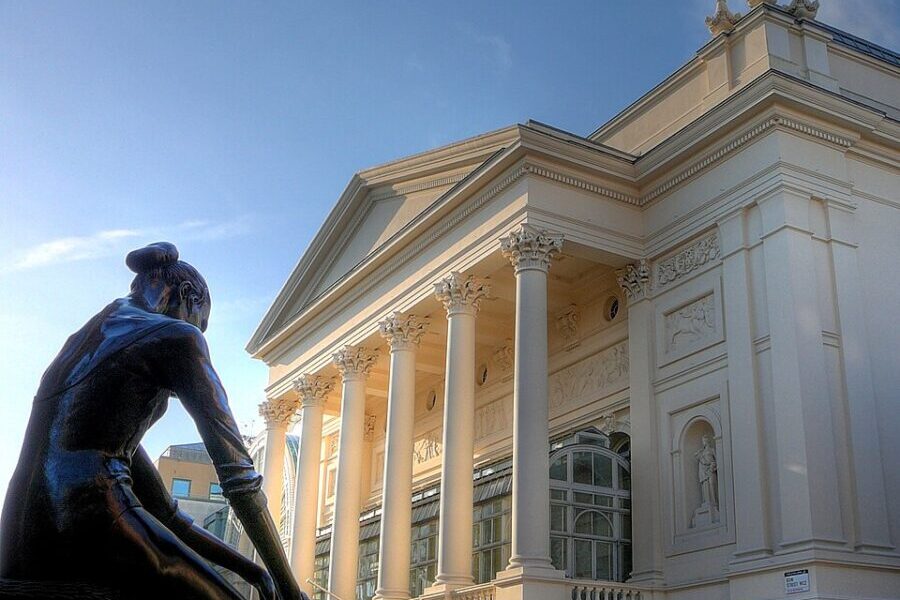 Royal Opera House. Photo:  Russ London/Creative Commons
