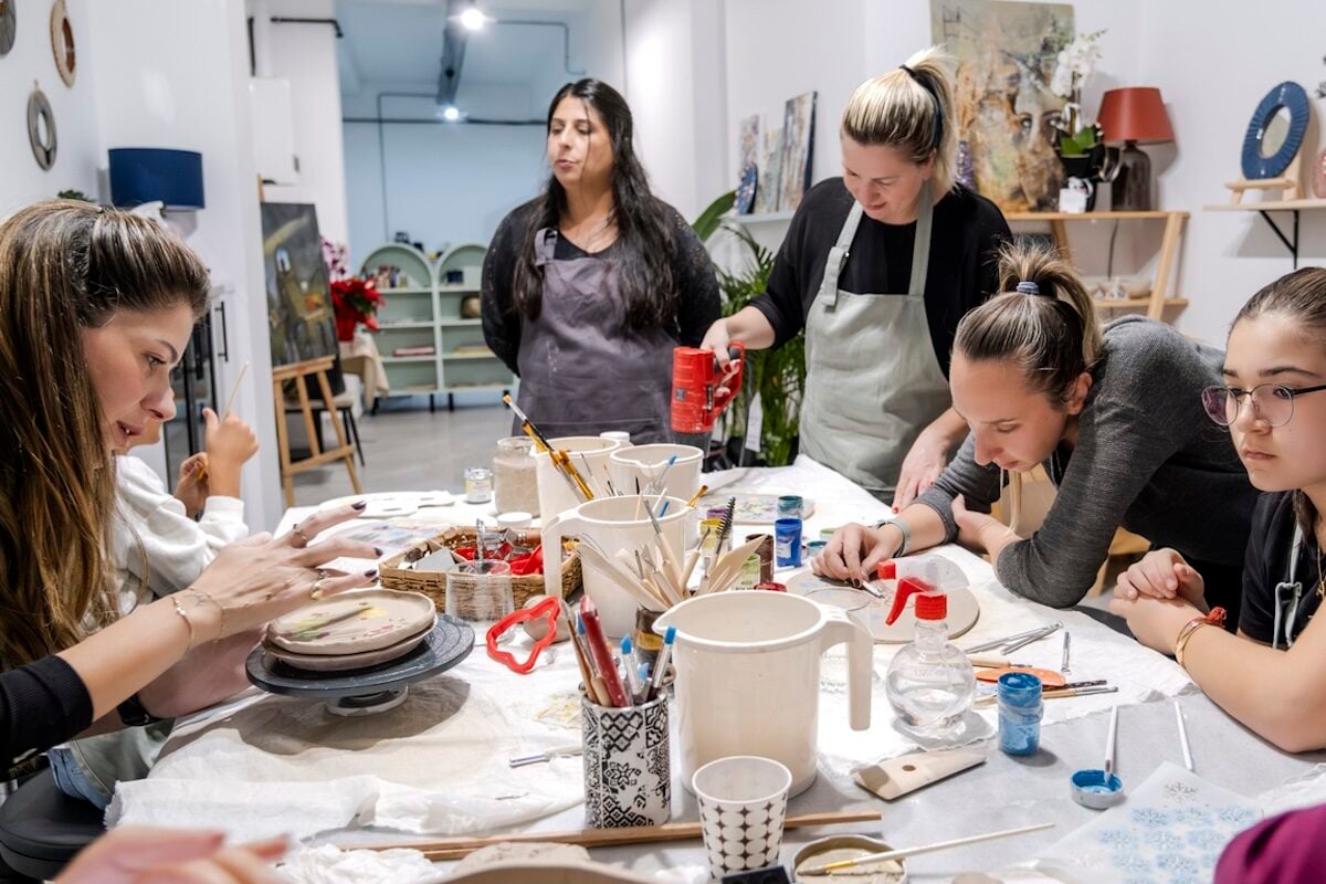 A clay-shaping art event held in an art studio with a group of people