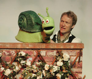 Photo of Puppeteer Nick Ash with Dave the snail   © PHOTO Ben King