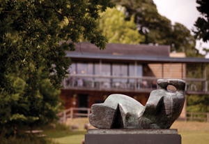SP Visitor Centre & Henry Moore, Reclining Figure Bunched, 1985 - © PHOTO The Henry Moore Foundation, Jonty Wilde