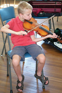 Photo of a boy playing the violin © PHOTO Pedronet