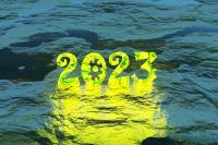 Illuminated sign that reads '2023' floating on water