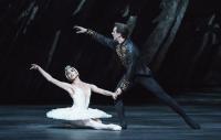 Yasmine Naghdi as Odette and Nehemiah Kish as Prince Siegfried in Swan Lake, The Royal Ballet