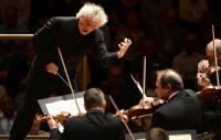 Simon Rattle conducting an orchestra