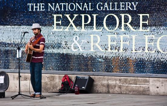 Photo of busker by National Gallery sign