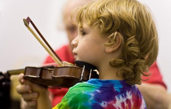 Photo of a boy playing the violin