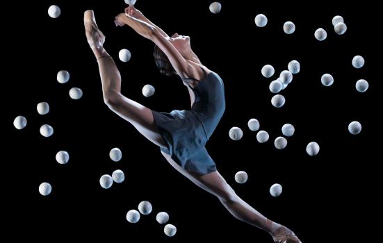 Photo of dancer with juggling balls