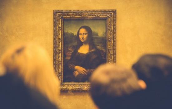 Photo of people looking at Mona Lisa