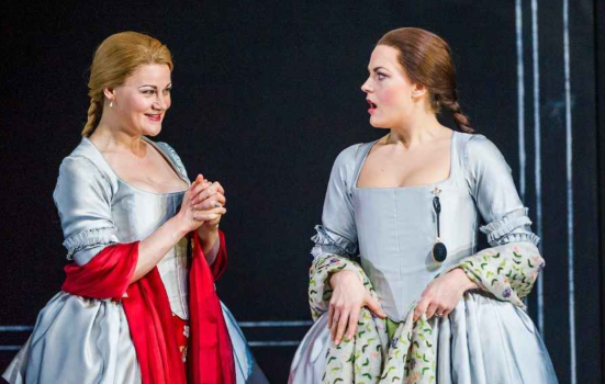 Helen Sherman as Dorabella and Máire Flavin as Fiordiligi in Così fan tutte (2016), Opera North